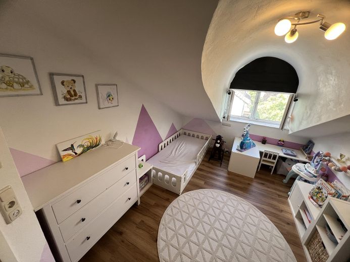 شقة فسيحة من 4 غرف بارتفاع سقف يزيد على 3 م، وشرفتين وموقفي سيارات – Kinderzimmer Ansicht 1