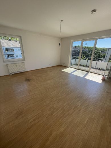 Appartamento luminoso e spaziosamente distribuito a Colonia-Ehrenfeld, ca. 93 m² – Wohnzimmer mit Balkon