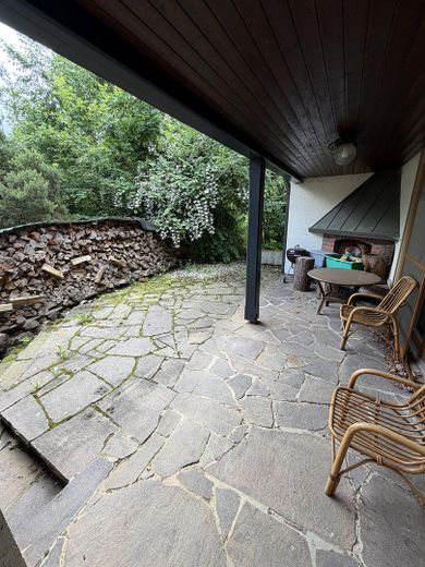 Wohnen mit Charakter: Charmantes Einfamilienhaus mit großem Garten & Kamin – Terrasse