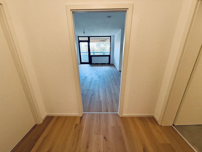 2,5 ZKBB, begane grond, gerenoveerd, nieuwe inbouwkeuken en badkamer – Flur / Eingangsbereich