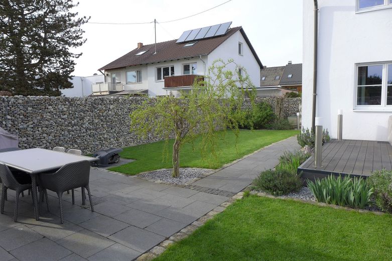 Beste Wohnlage und hochwertige Ausstattung, Garten Süd-West Ausrichtung mit Pool – Garten Essplatz Westen