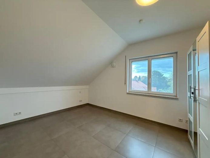 High-quality and as-new 2-room top-floor apartment with fitted kitchen – Foto 2