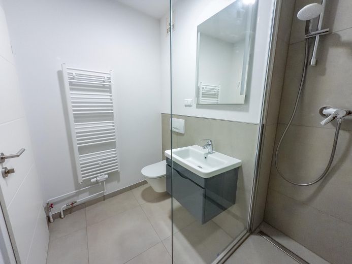 Blick auf die Andreaskirche – sanierte 3-Zimmer-Wohnung, Hildesheim Altstadt – Badezimmer mit Handtuchhalter