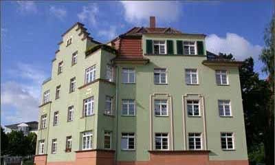 Lovingly renovated 2-room apartment in a listed historic building with balcony – Seitenansicht