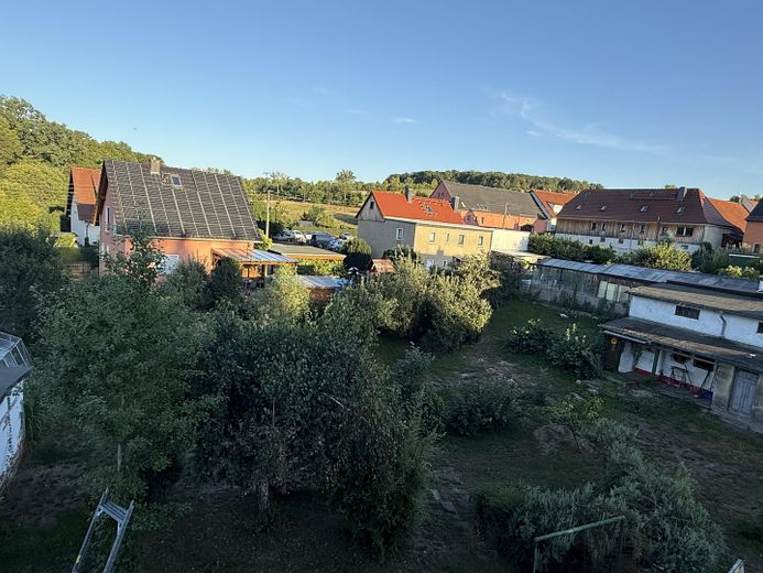 Wohnen wie im Eigenheim: 4,5-Raum-Maisonette im 2-FH, Garten, Erstbezug, Energiesparhaus – Blick aus Wohnung in Garten
