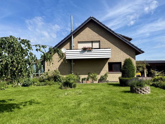 Naturnah leben &amp; Aussicht genießen - mit Garten und Doppelgarage in Exter – Giebelansicht