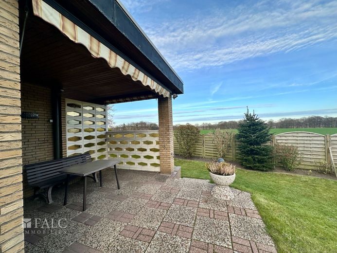 Gepflegter Bungalow mit Keller und Garage in toller Lage von Stade – Terrasse mit Blick in die Wiesen