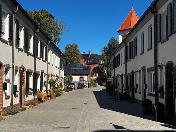 Traumhafte Dachgeschosswohnung (mit Aufzug) in Süd-/Westausrichtung zum Sofortbezug – Zufahrt zum Gebäude