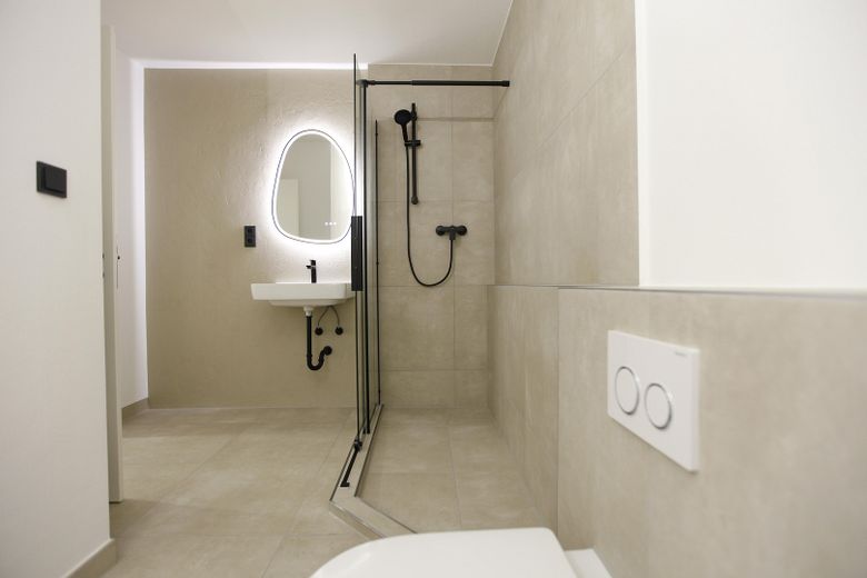 MODERNE 2-KAMERAPPARTEMENT MET BALKON + GARAGE – Badezimmer, bodenebene Dusche