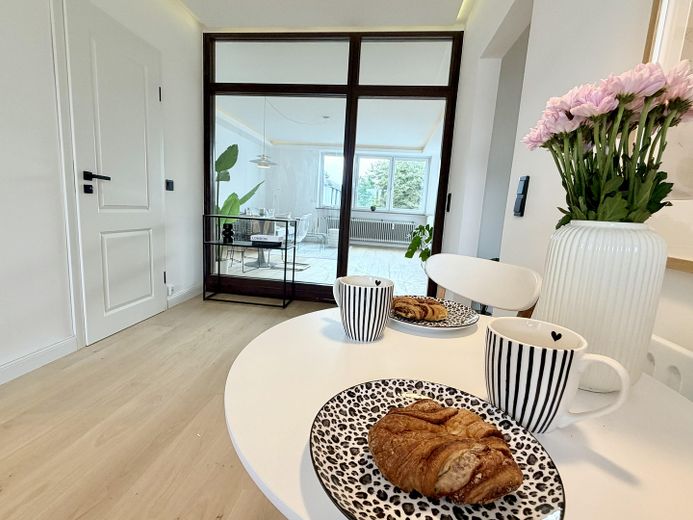 Appartement 3 pièces fraîchement rénové et libre, avec balcon orienté au sud – Küche mit Blick zum Wohnzimmer