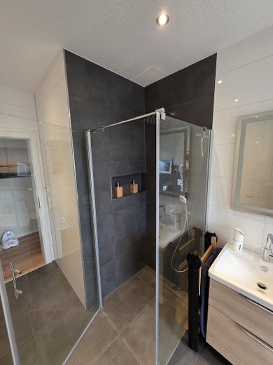 Moderne 4-Zimmer-OG-Wohnung mit PV, Wärmepumpe & Smart Home – Bad