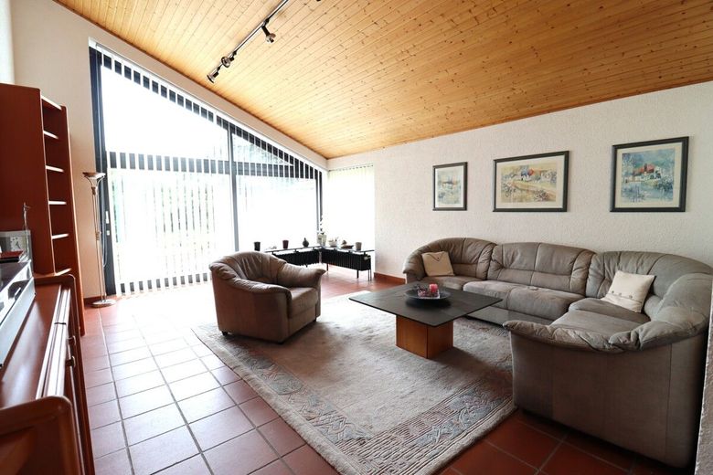 TOP! Sehr gepflegtes Architektenhaus mit Keller u. Anbau , besonders und individuell mit großem Garten ! – Wohnzimmer mit Zugang Terrasse 1