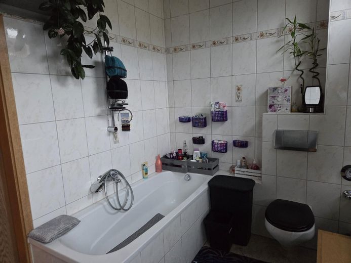 Modernisiert, großzügig, zentral – 2-Raum-Wohnung in Dessau – Bad