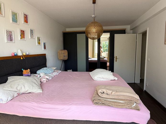 Luminoso, muy luminoso piso de 3 habitaciones, incl. cocina equipada, plaza de aparcamiento en garaje subterráneo, balcón y trastero – Schlafzimmer
