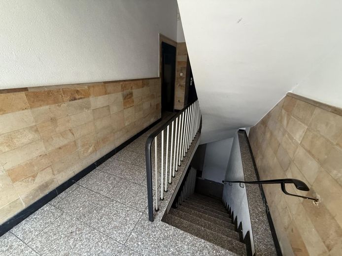 Kleines Büro mit Balkon mitten in City – Treppenhaus