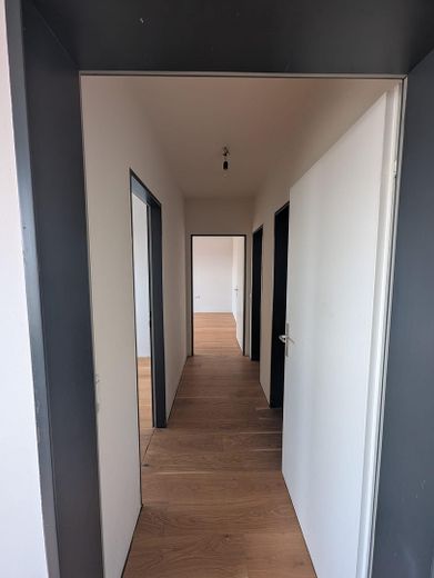 Großzügige und bezugsfreie 4,5 Zimmer Wohnung mit 3 Balkonen in Ludwigsfeld – Flur