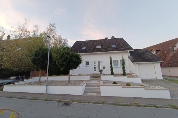 Casa unifamiliare moderna con ampio giardino, terrazza esposta a sud