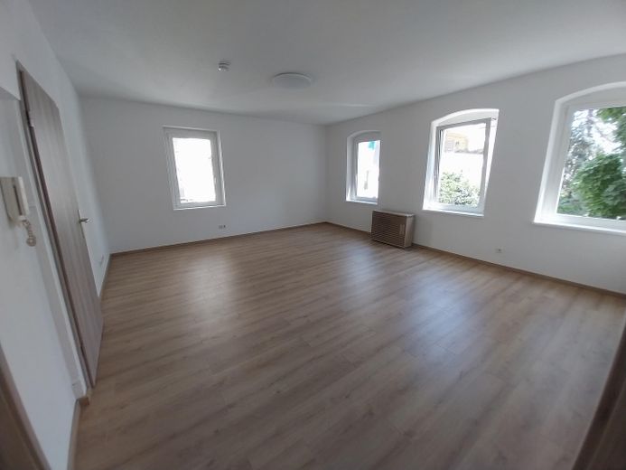 Quiet, bright 2-room apartment with new fitted kitchen in Stuttgart-West – Wohnzimmer