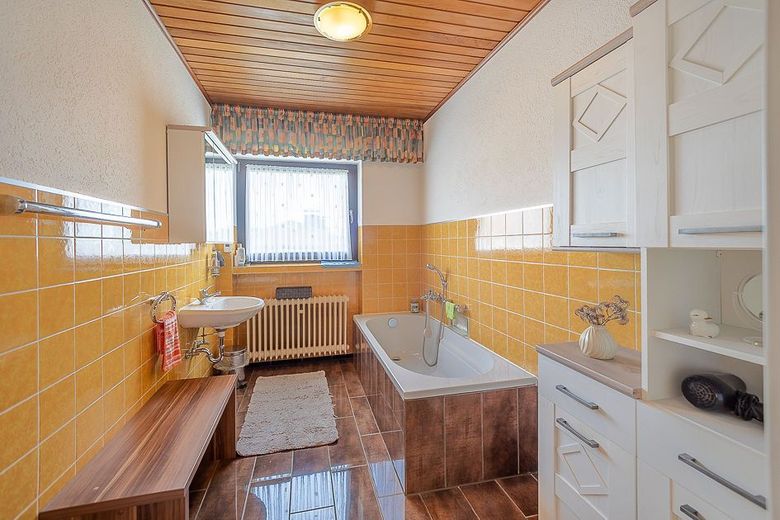 Sommer in Ihrem neuen Zuhause - Bungalow mit Terrasse - Balkon - Garage und viel Garten in Krunkel – Badezimmer