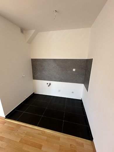 Luminoso appartamento ristrutturato di 1 stanza, libero e in posizione eccellente, con balcone e posto auto – Kochnische