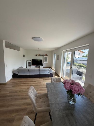 Wunderschöne 3,5-Zimmer-OG-Neubauwohnung in Randlage in Heldenstein – Wohnen/Küche/Essen