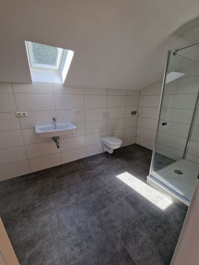 Helle 2,5-Zi-DG-Wohnung mit großer Wohnküche in ruhiger Waldrandlage – 5 Min nach Heidenheim – Bad