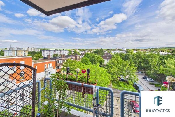 Piso en propiedad de 75 m² con ascensor, balcón, cocina equipada y plaza de aparcamiento en ubicación céntrica
