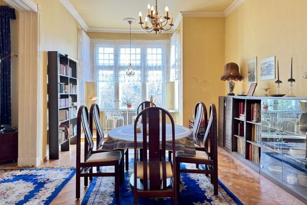 comprar vivienda en propiedad de 4 habitaciones, sin inquilino, en edificio antiguo con estucos en Berlín-Schöneberg, aprox. 123 m², balcón