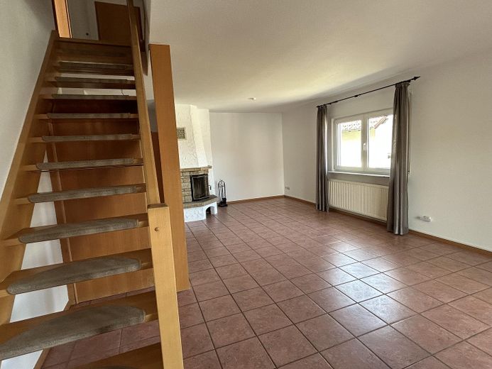3,5Zi-Maisonette-Wohnung,2Garagen,Balkon,Küche,Kamin,GästeWC,Niedernhausen,Schäfersberg. – EG Wohnzimmer mit Treppe