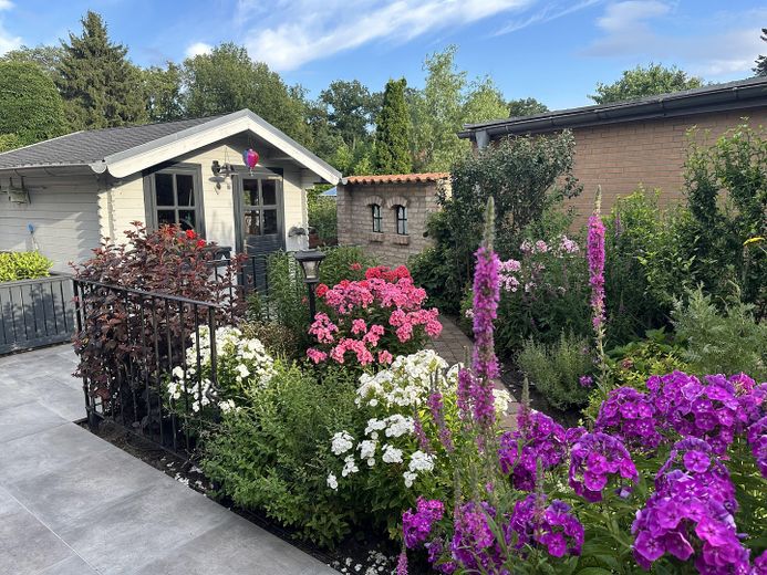 Wohnen wie im Urlaub: Mediterraner Bungalow in Blankenfelde-Mahlow – Holzgartenhaus