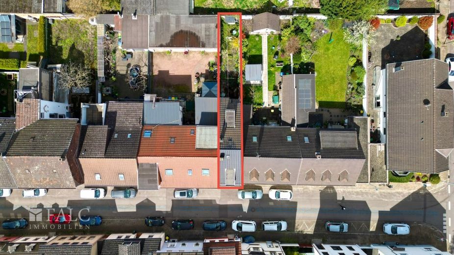 Charmantes Reihenmittelhaus mit Garten in zentraler Lage – Außenansicht