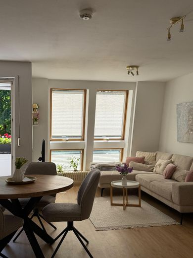 Particular: soleado apartamento de 2 habitaciones con terraza – Wohnzimmer 