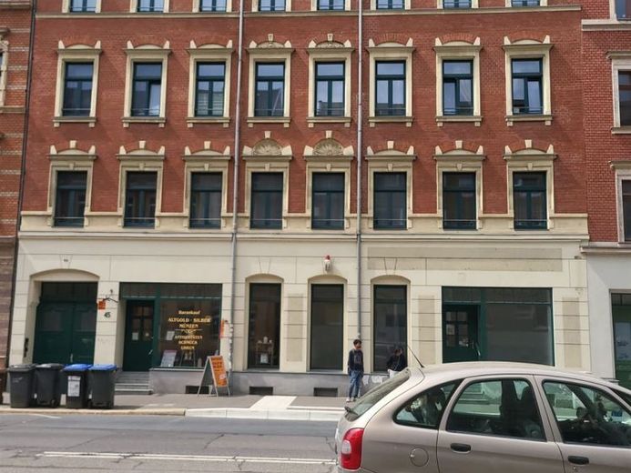 Großzügige DG 1,5-Zimmer mit Laminat im Zentrum! EBK mgl. – Foto 1