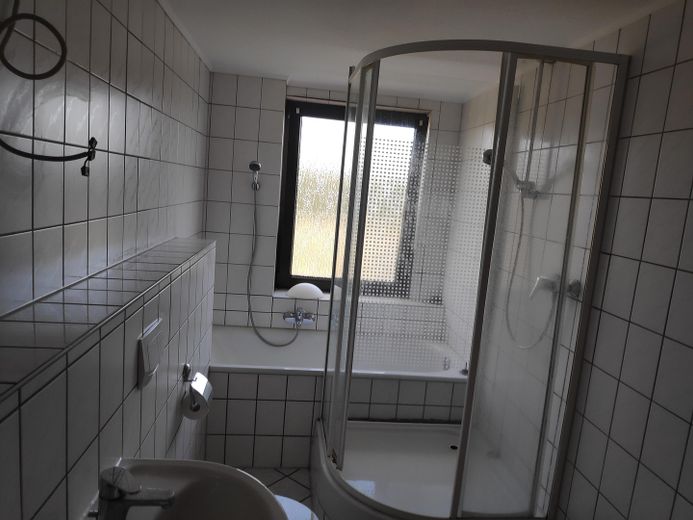 Helle 3-Zimmer-Wohnung mit Balkon und weitem Grünblick in Duisburg-Meiderich – Bad