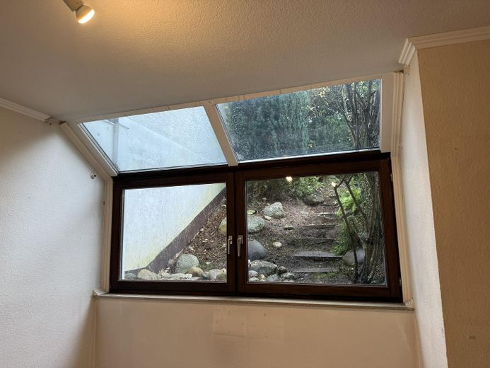 Großzügiges Reihenmittelhaus mit 222m² in Muffendorf, Einliegerwohnung und sonnigem Atriumgarten – Blick in den Steingarten