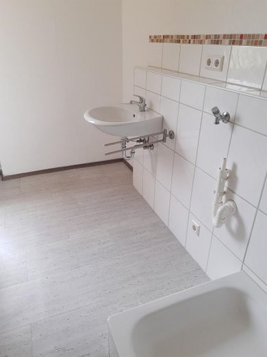Schöne 2-Zimmerwohnung mit Balkon,Dusche,Stellplatz, neu zu vermieten – Dusch/WC