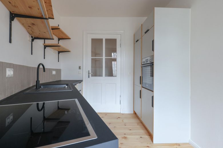 Kernsanierte Altbauwohnung mit Balkon am Schäfersee – Küche