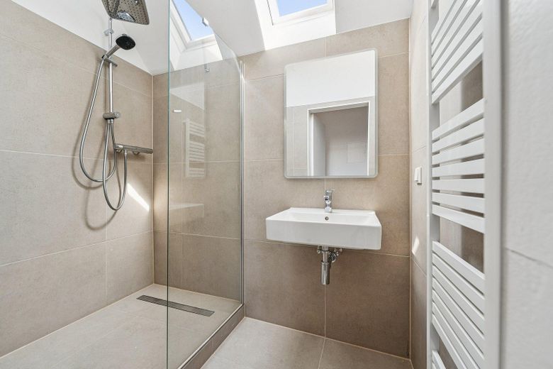PROVISIONSFREIE renditestarke Kapitalanlage mit Aufteilungspotenzial und modernisierten Wohnungen – Wohnung DG rechts