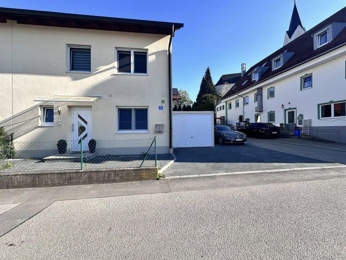 Raumwunder in Bestlage -Stillvolle DHH mit 7 Zimmern & TOP Energieeffizienz A+ – Außenansicht