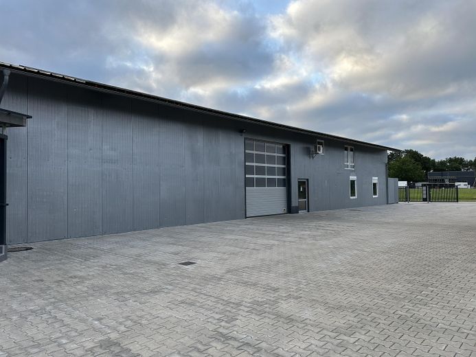 Immobile commerciale 2 capannoni 300 + 450 m² casa unifamiliare 188 m² – Halle 300 m²