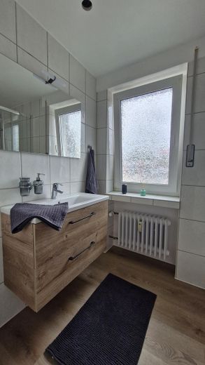 Möblierte Kapitalanlage-Wohnung mit Balkon & Stellplatz – frisch renoviert, ohne Provision – Bad
