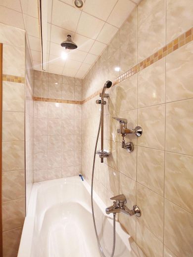 Badezimmer mit Duschwanne