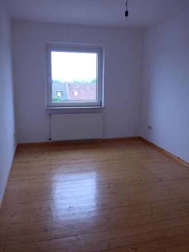 Für Holzfreunde: 2Z, Wohnküche, Bad, Flur, Abstell – Schlafzimmer