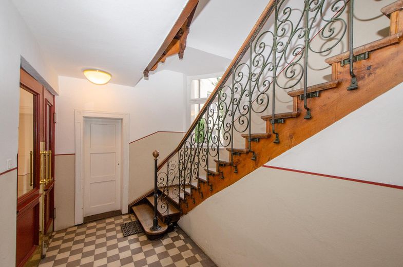 Sin comisión: apartamento de época renovado de 2 habitaciones en Schulstraße – Treppenhaus