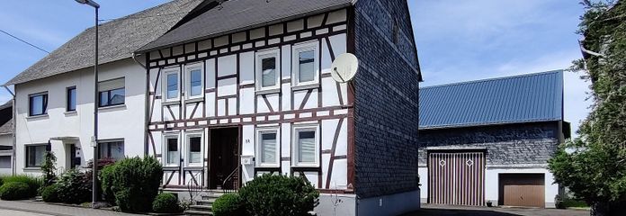 Straßenansicht mit Hofeinfahrt