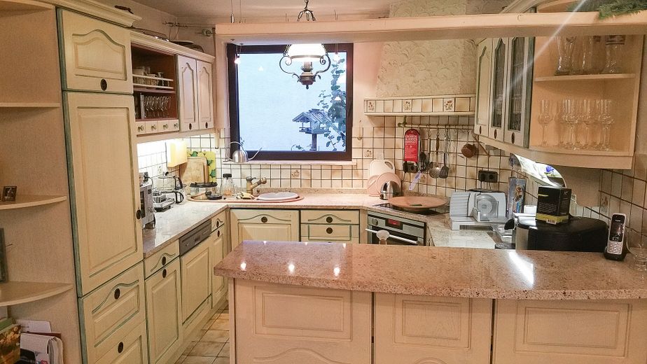Traumhaus mit Pool & Sauna – Ihr Familienidyll in Stuttgart-Steinhaldenfeld – offene Küche