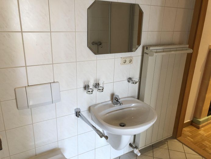 Neuwertige Wohnung mit vier Zimmern, Vollbad und EBK, Traumterrasse in Freiberg – Bad