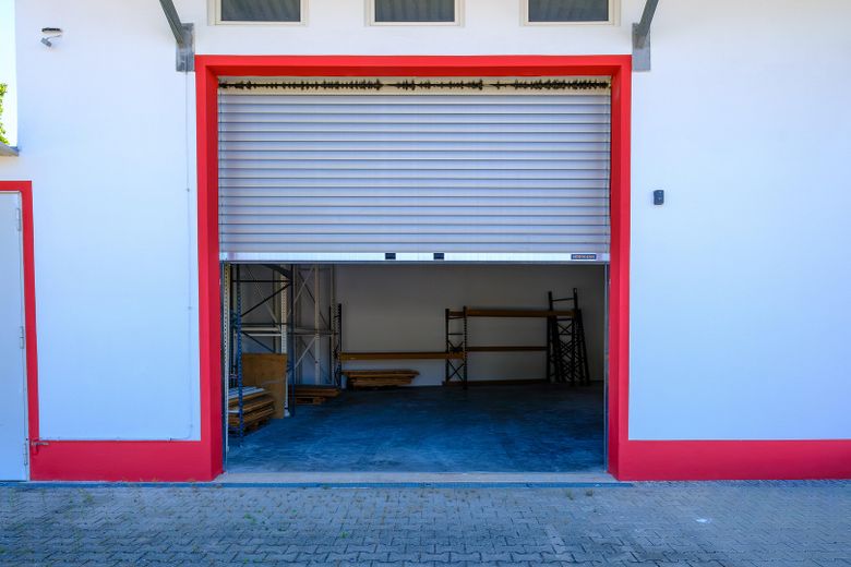 Halle, Lager oder Werkstatt mit Freifläche – Gewerbeareal flexibel teilbar – Halle A Rolltor halb offen