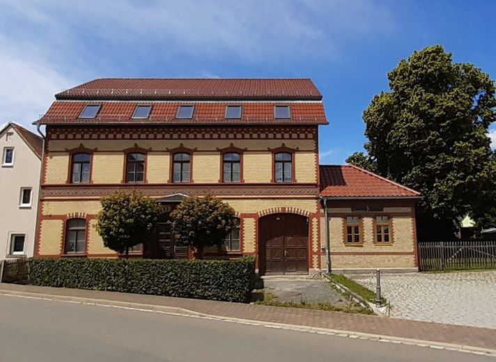 Schönes Mehrfamilienhaus-Sanierungsobjekt mit Garten, Brunnen, Stellplätzen – Ansicht