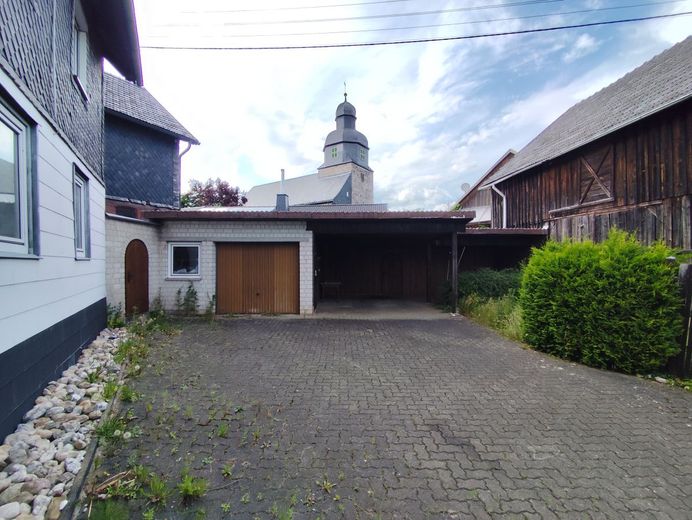 Projekt Traumhaus: Historisches Zweifamilienhaus mit gigantischem Potenzial in 96342 Stockheim-Burggrub! – Innenhof mit Garage, Carport + Freisitz